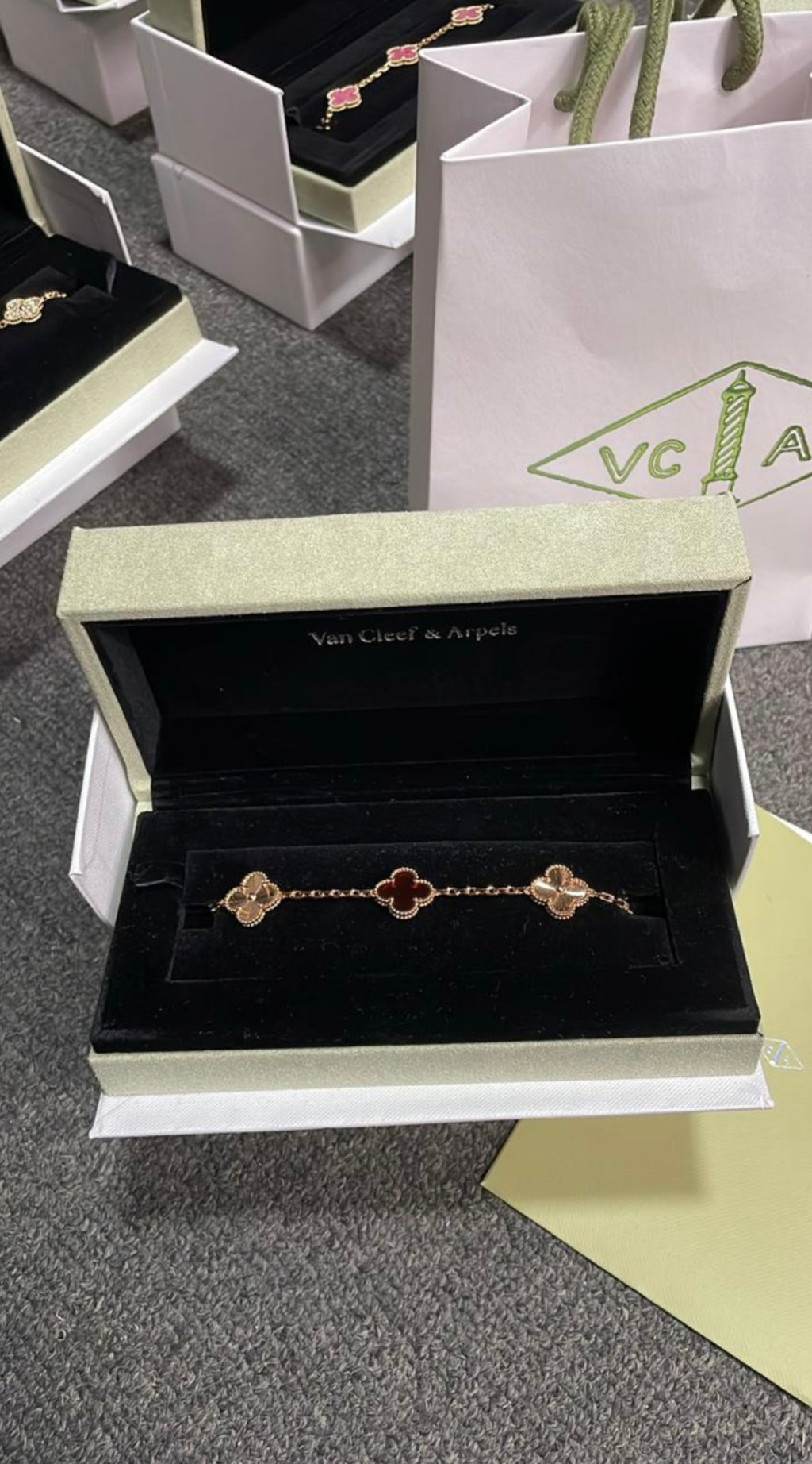 VAN CLEEF ROJA
