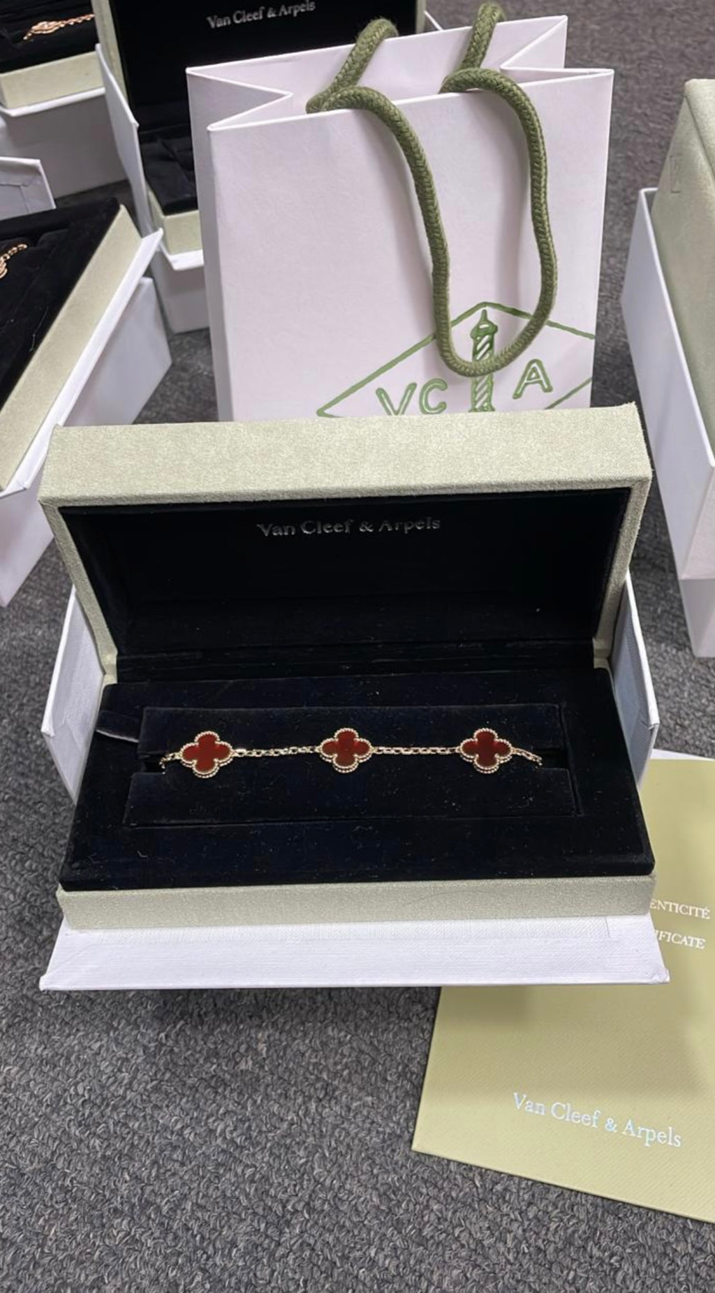 VAN CLEEF ROJA CON DORADO