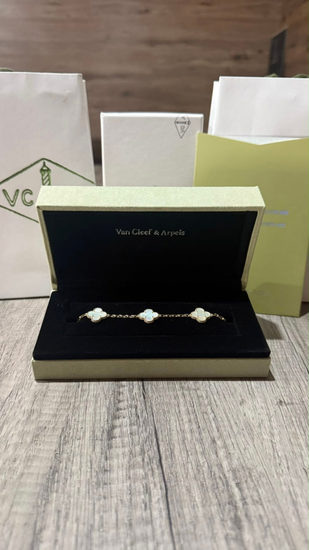 VAN CLEEF BLANCO CON DORADO